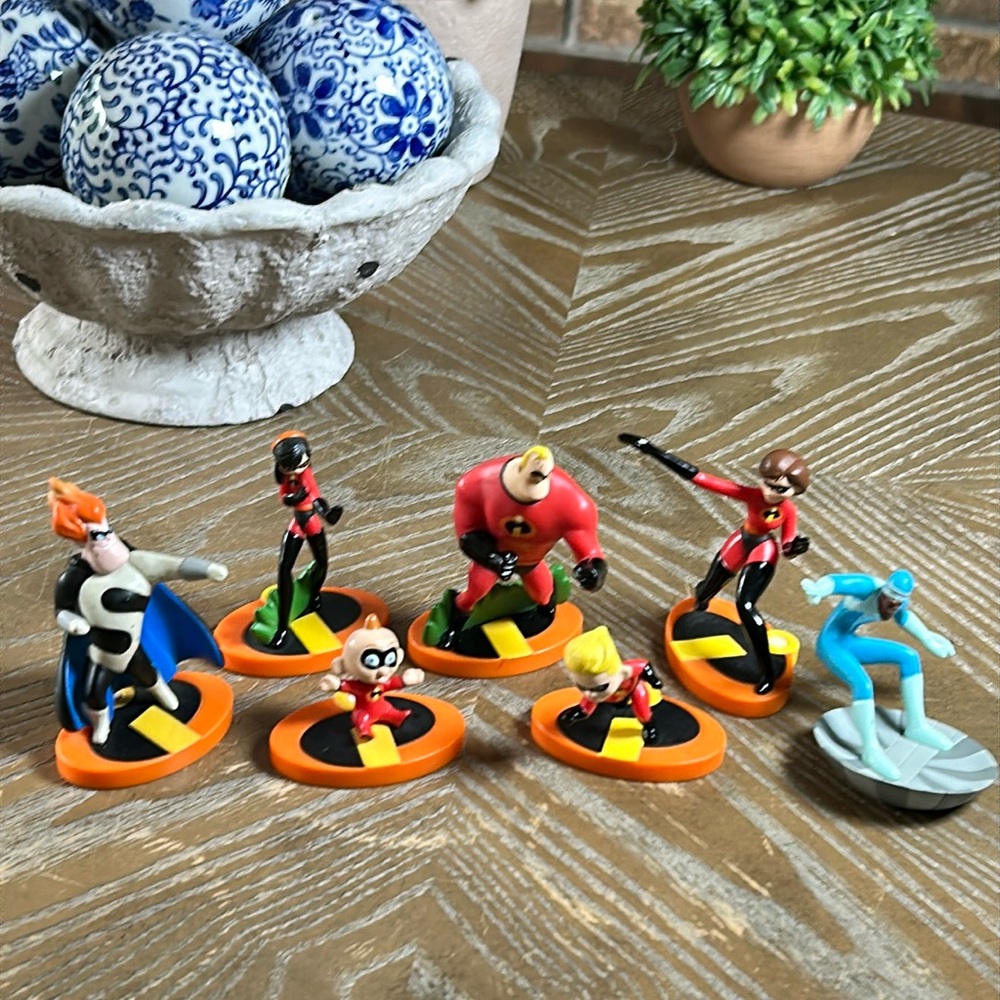 The 7-Piece Figure Toy Set - Red/Black Characters